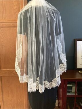 Ivory Lace-Edged Bridal Veil - Elegant Floral Appliqué. 38”